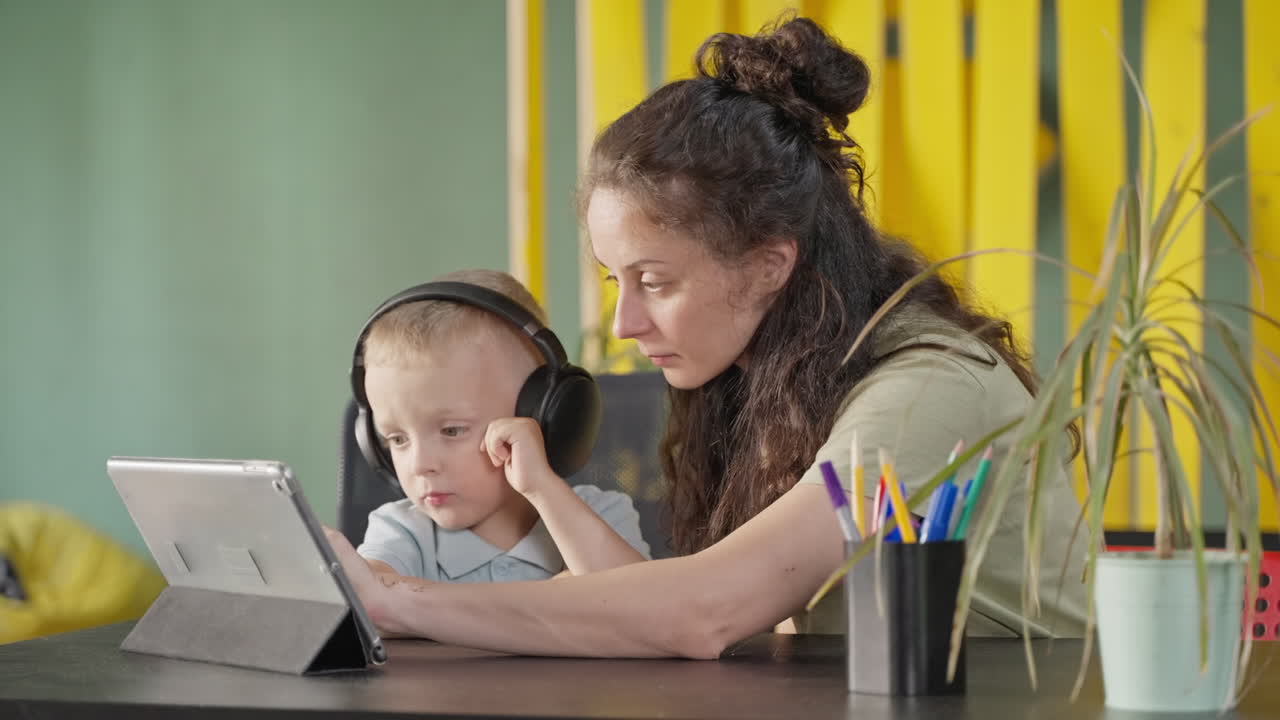 madre e hijo aprendiendo juntos en una tableta