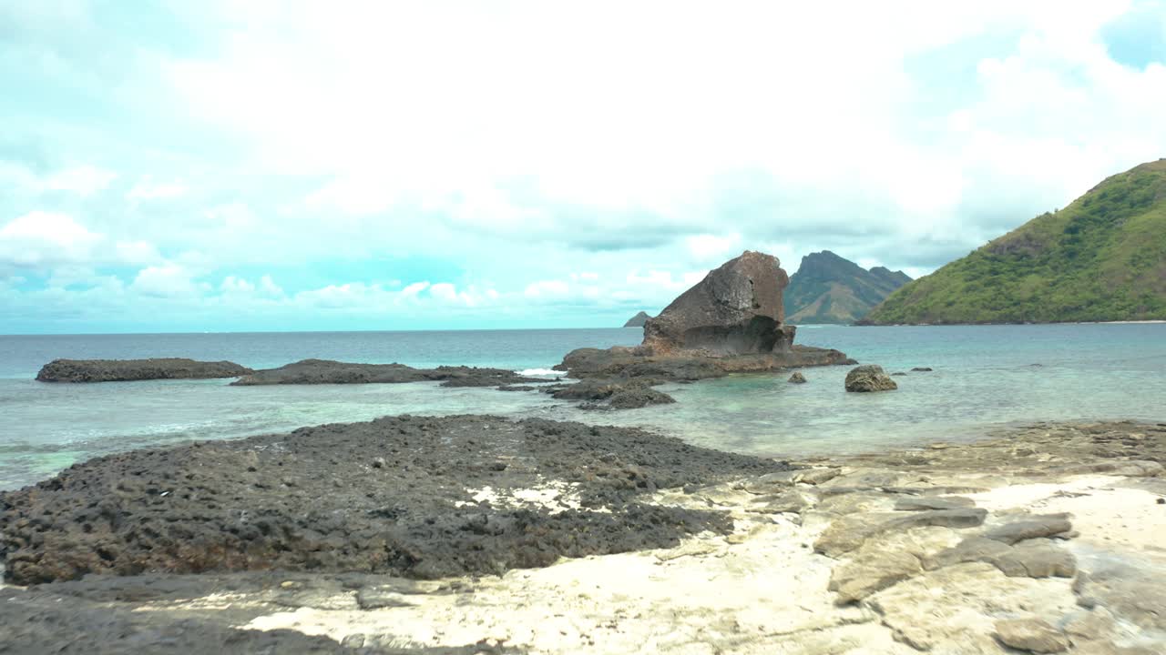 volando a través de las hermosas cuevas de las islas fiji hacia el mar - antena