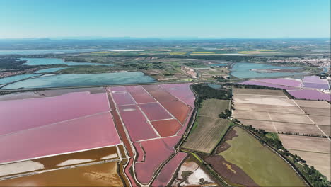 Barrido-Aéreo-De-Las-Vibrantes-Manchas-Salinas-Rosadas-Que-Salpican-Aigues-mortes.