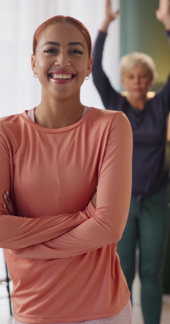 Jovem Mulher Sorridente em Pé em Aula de Fitness