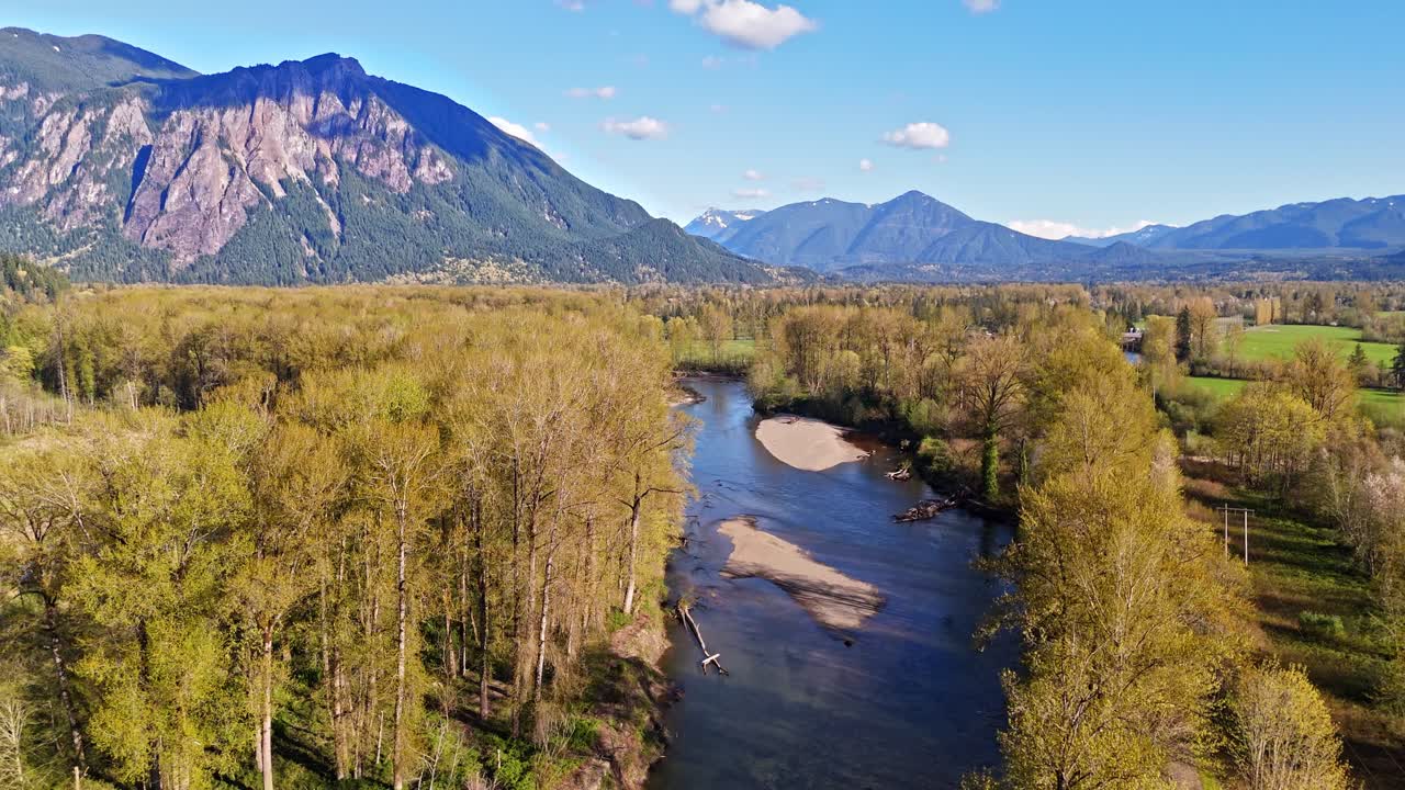 워싱턴 주 노스 벤드 (north bend) 의 마운트 시 (mount si) 를 배경으로 스노미 미들 포크 강 (snoqualmie middle fork river) 의 풍경적인 공중 촬영