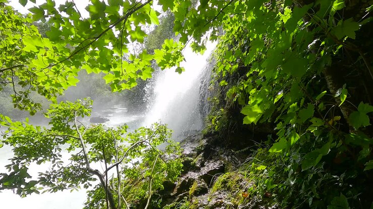 Magnífica cascada en el país de Eslovenia.