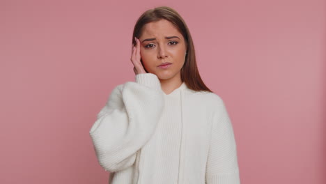 mujer frotando las sienes para curar el dolor de cabeza problema, sufriendo de tensión y migaine, estrés, dolor