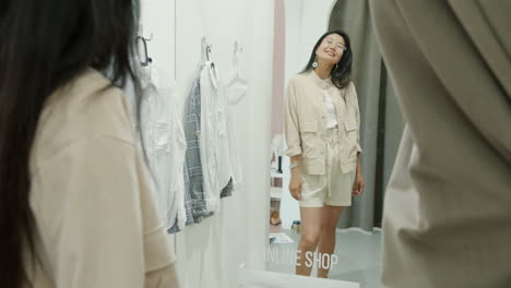 mujer probando ropa en un camerino