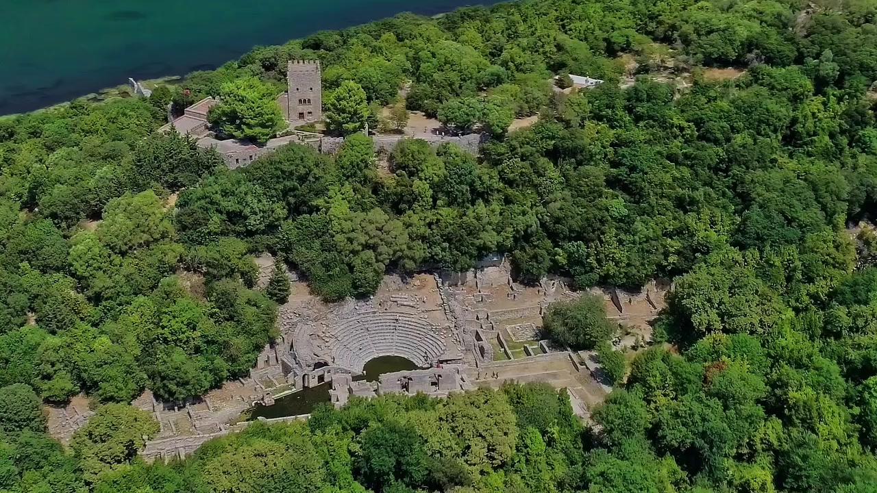 Vista dall'alto di un sito antico vicino al Lago di Scutari in Albania.