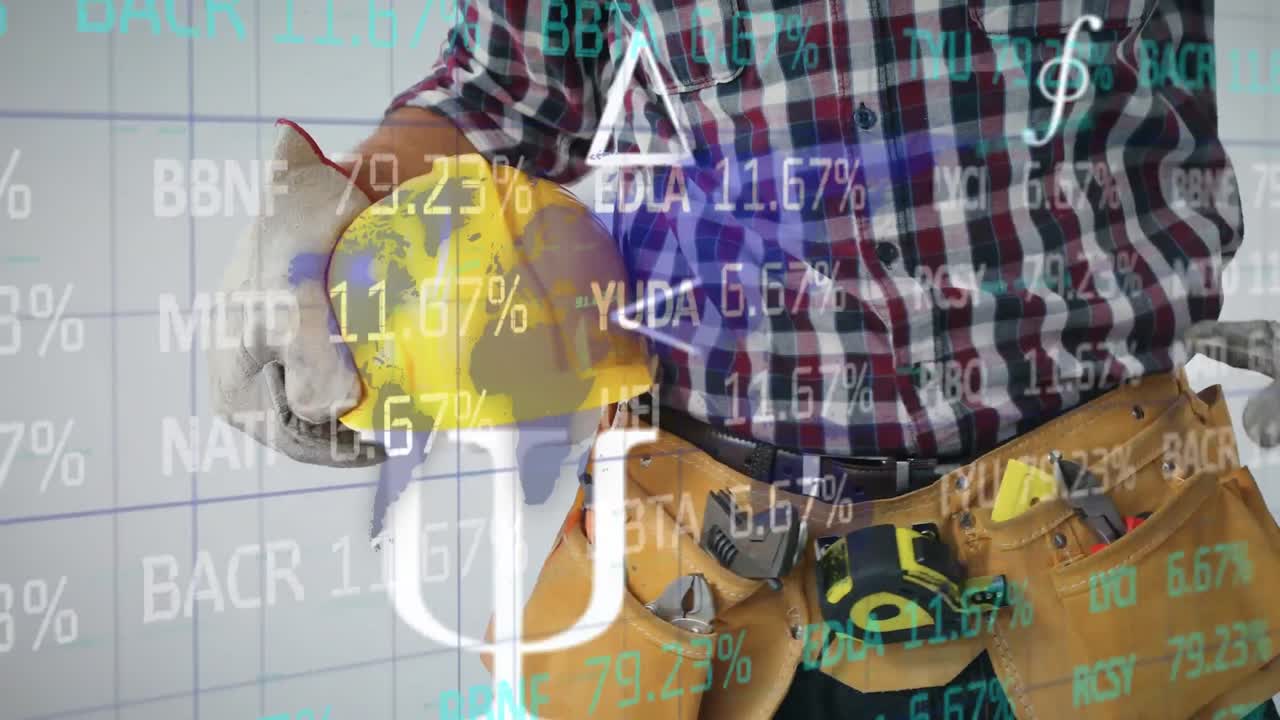 símbolos matemáticos y procesamiento de datos del mercado de valores contra un arquitecto masculino con un casco de seguridad