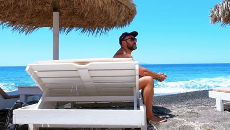 Sitzen-An-Der-Strandbar-Am-Strand-Von-Vlychada