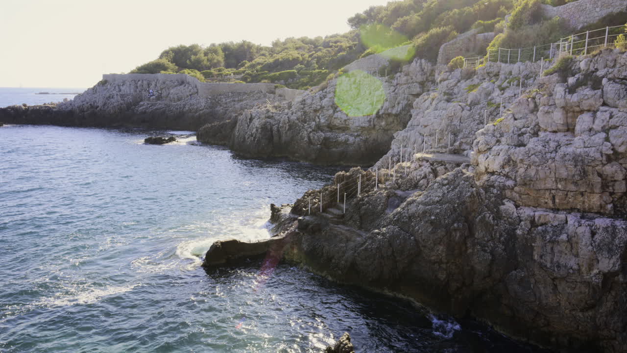 Le onde del Mar Mediterraneo che si infrangono sugli scogli della Costa Azzurra