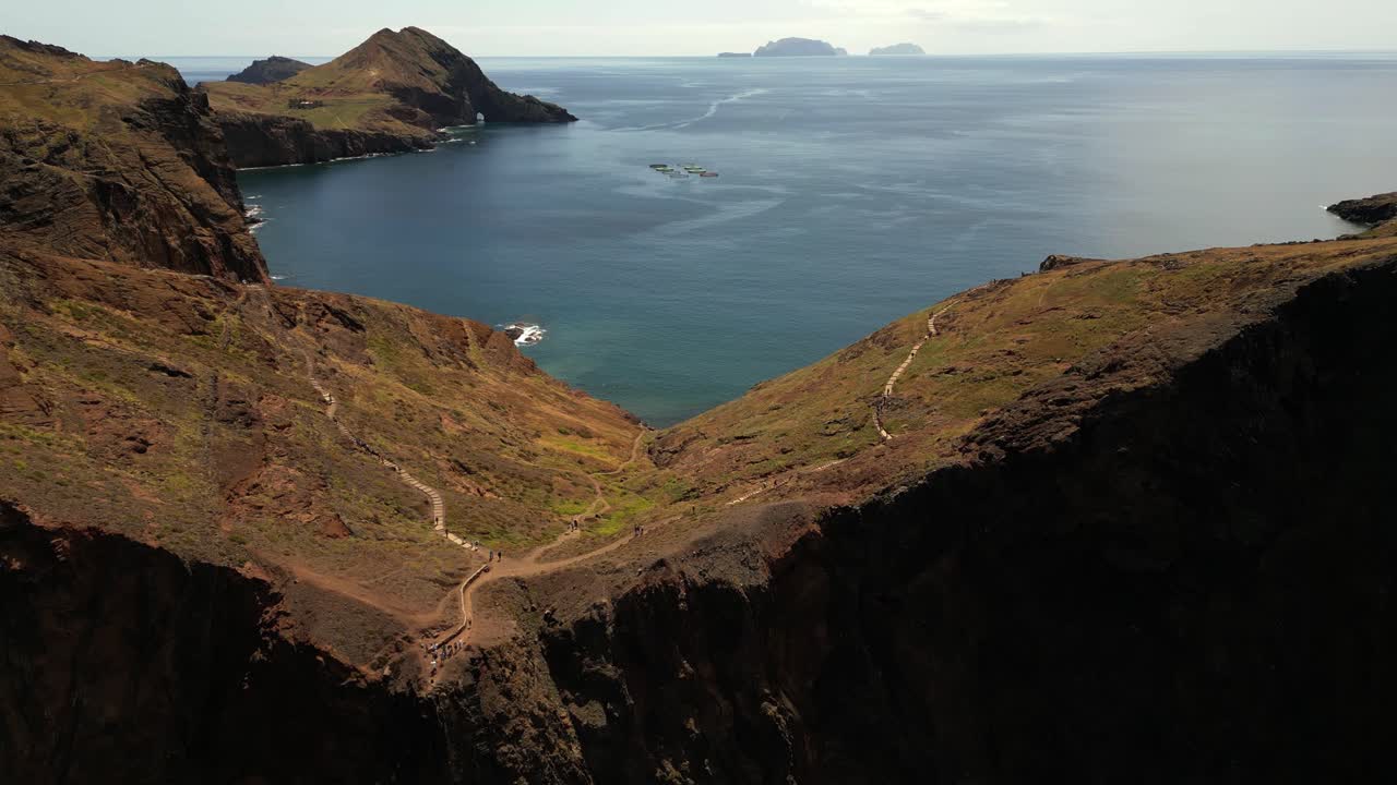 mar tranquilo detrás de la ponta de sao lourenco en la isla de madeira, portugal