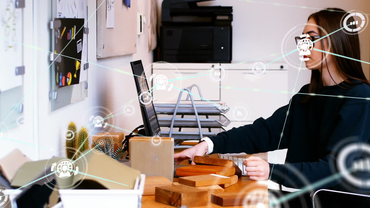 animación de la red de conexiones con iconos sobre mujer de negocios biracial usando computadora