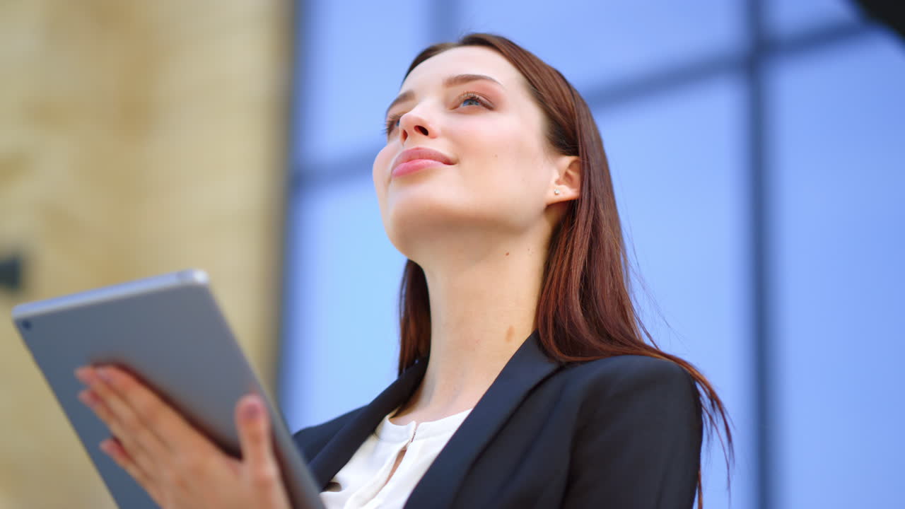 mujer de negocios usando tableta al aire libre
