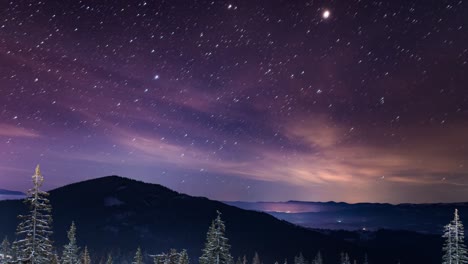 el lapso de tiempo estrellado en las montañas de los cárpatos