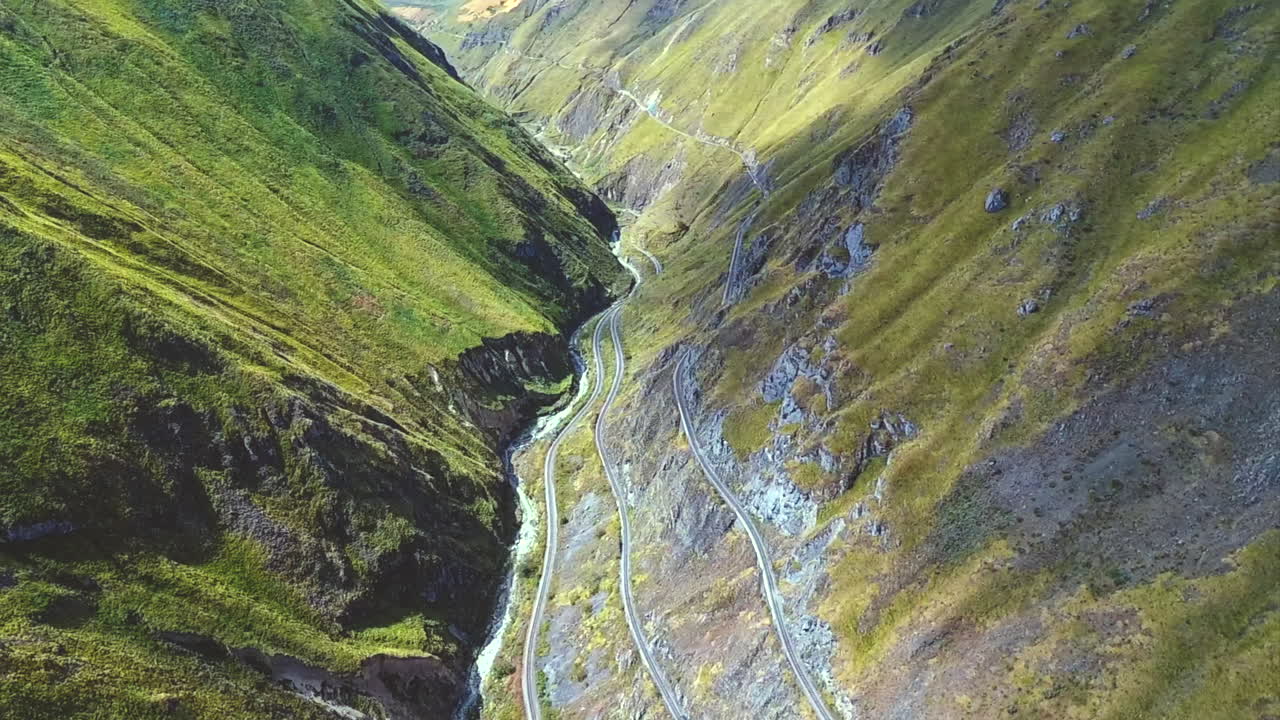 una toma aérea de un tren dando la vuelta a la "nariz del diablo" o la nariz del diablo en alausí, provincia de chimborazo, ecuador