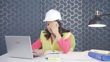 una mujer ingeniera fracasada.