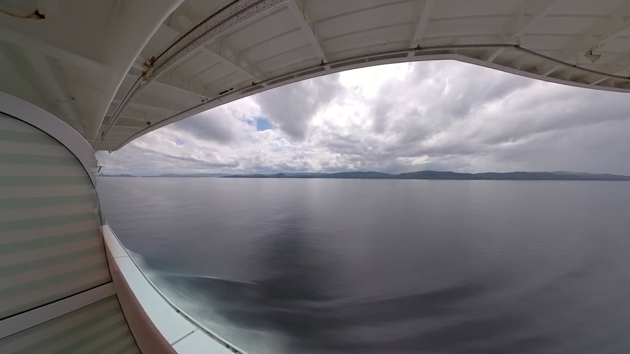 vista de la naturaleza costera desde el balcón de un crucero en alaska - hiperlapso