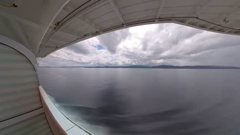 Vista-De-La-Naturaleza-Costera-Desde-El-Balcón-De-Un-Crucero-Por-Alaska---Hiperlapso