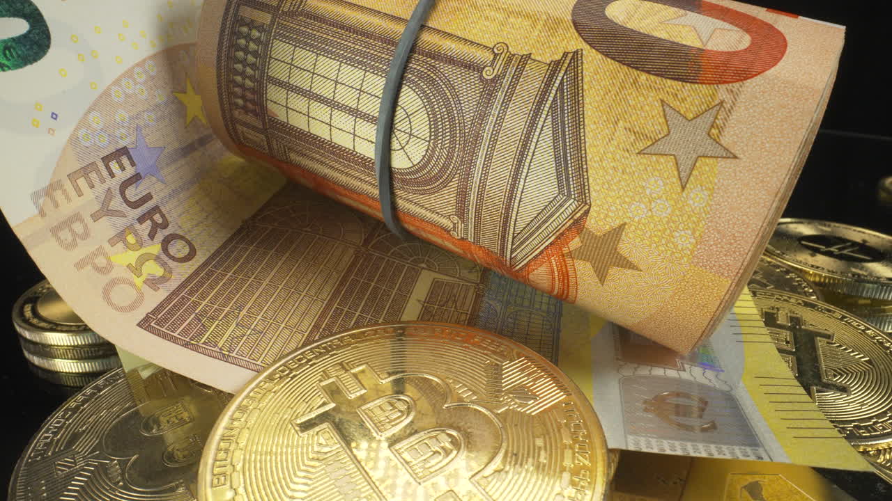 블랙 배경의 암호화폐 동전에 굴러진 현금, 종이 돈, 유로 및 달러의 느린 회전 매크로 뷰, 4k  ⁇