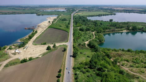 Autobahn,-Die-Eine-Schöne-Szene-Zwischen-2-Seen-Und-Landschaft-überquert