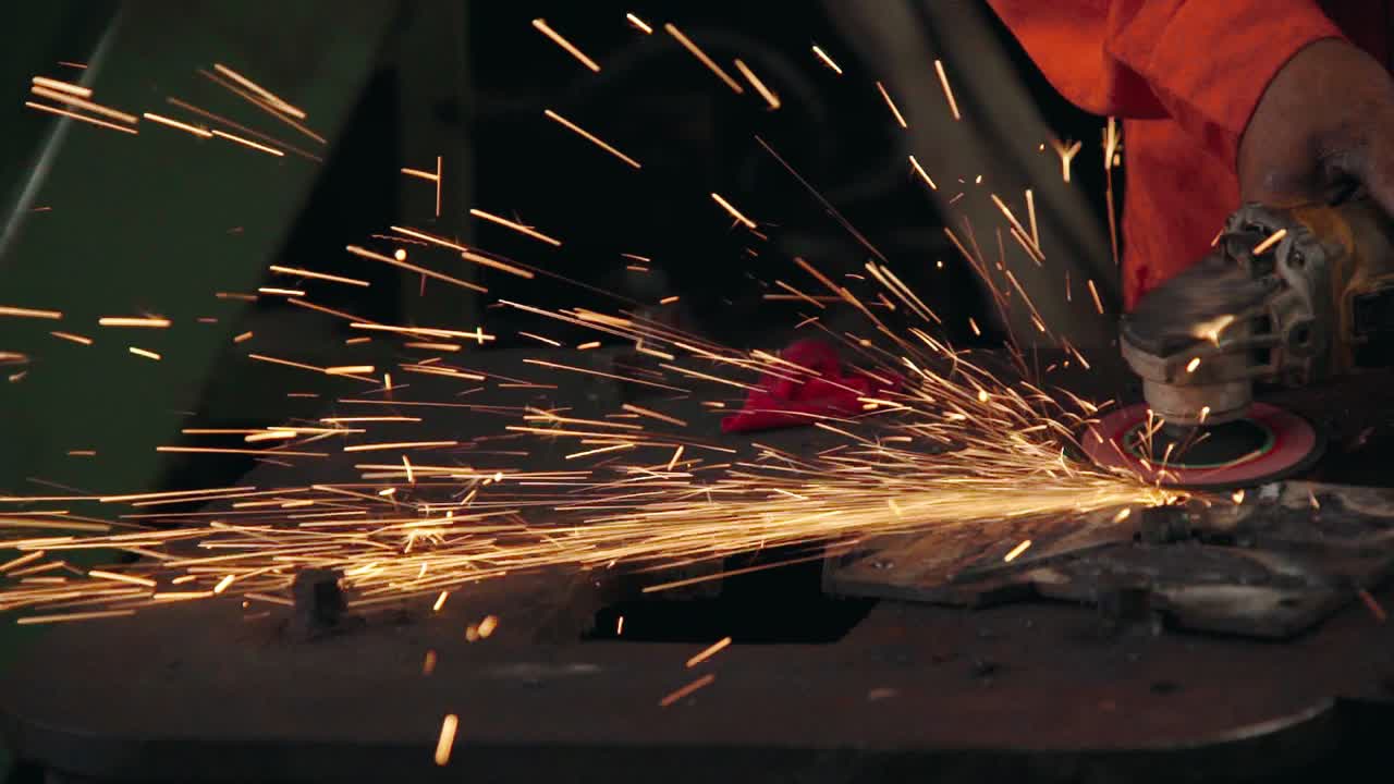 el mecánico profesional está cortando metal de acero.