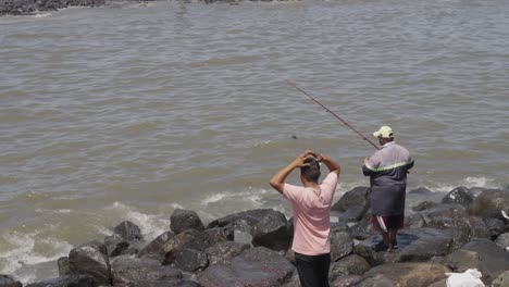 Nahaufnahme-Der-Festung-Bandra-In-Mumbai,-Indien,-Mit-Menschen-Beim-Angeln