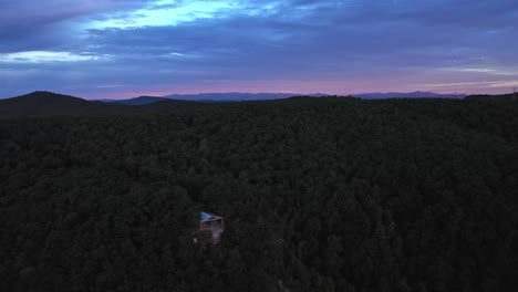 Wunderschöner-Rosa-Und-Lila-Sonnenaufgang-über-Der-Pretty-Place-Chapel,-Fred-W.