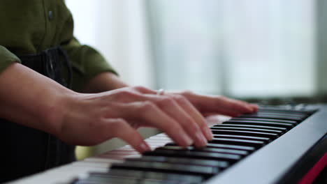 primer plano de una mujer tocando el piano