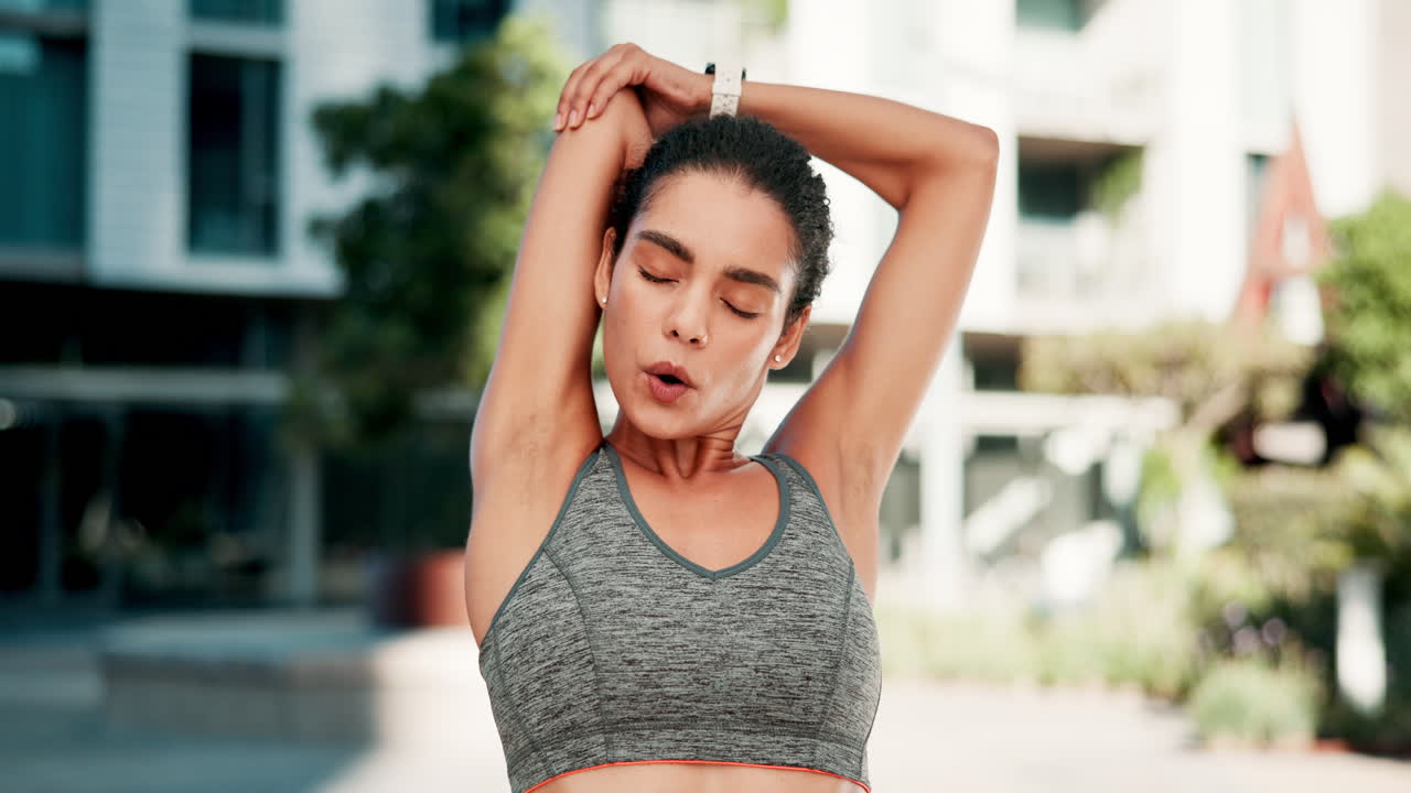 mujer estirándose al aire libre