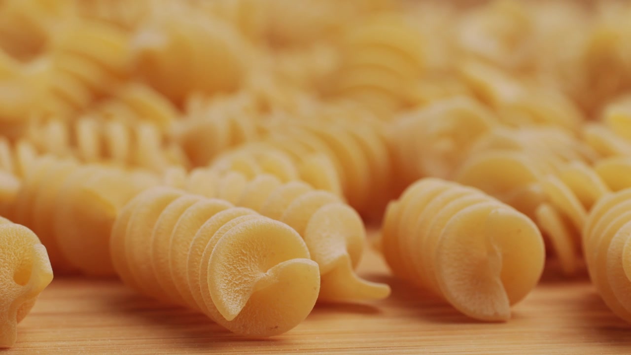 Primo piano di fusilli a spirale crudi