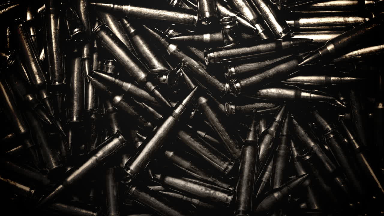 muchas balas de la guerra en la mesa oscura