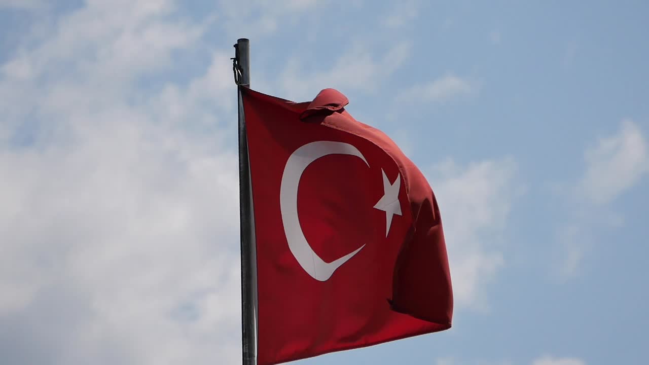 바람에 펄럭이는 터키 국기