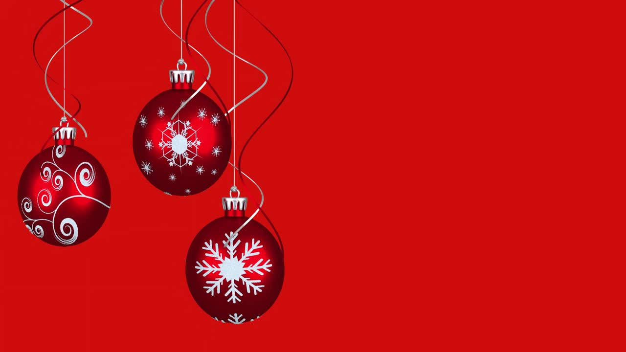 animación de decoraciones de árboles de navidad sobre fondo rojo