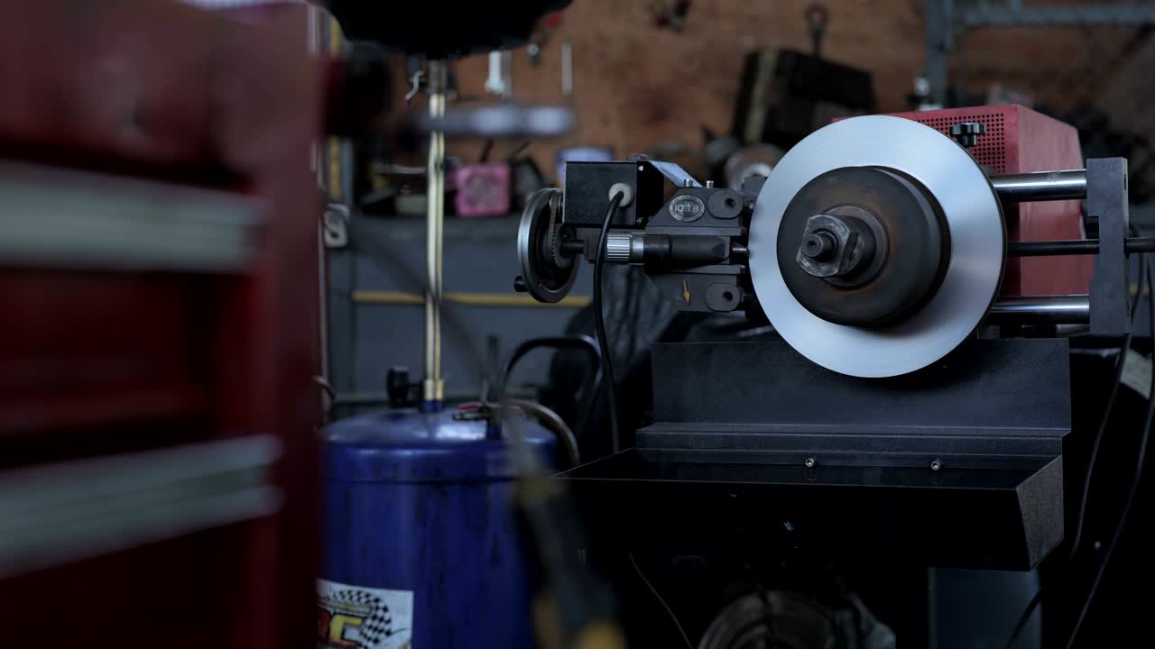 el proceso de hacer que un freno de automóvil sea suave con una máquina de pulido de discos de freno.