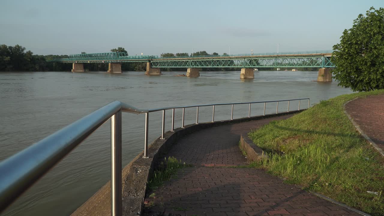 보스니아와 크로아티아를 연결하는 국경 횡단 다리의 전망