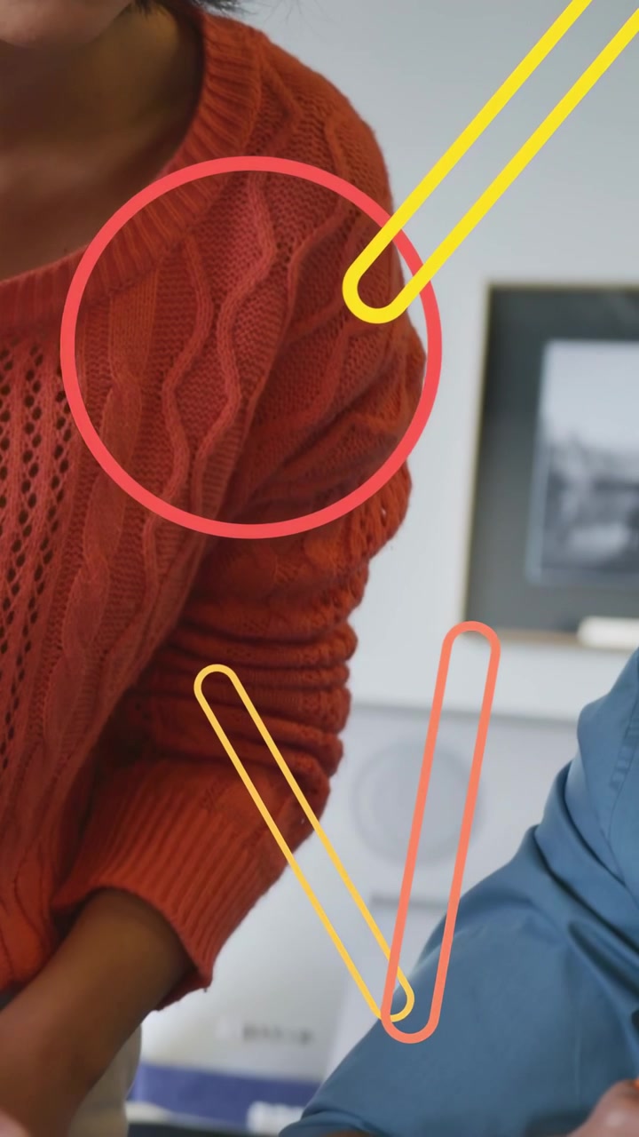 Video verticale: Uomo accigliato, donna che si china, creando una transizione arancione, team di design che disegna con i pennarelli