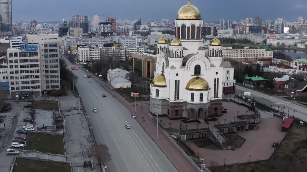 paisaje urbano con iglesia y carretera