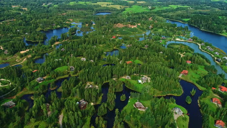 luftaufnahme von ländlichen häusern im kemeri-nationalpark, sommer in lettland