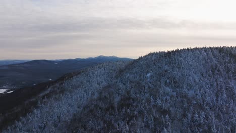 Ausgedehnte-Wald--Und-Berglandschaft-In-Quebec,-Kanada---Luftaufnahme