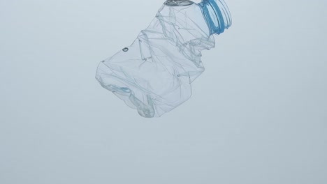 contaminación bajo el agua botella de plástico