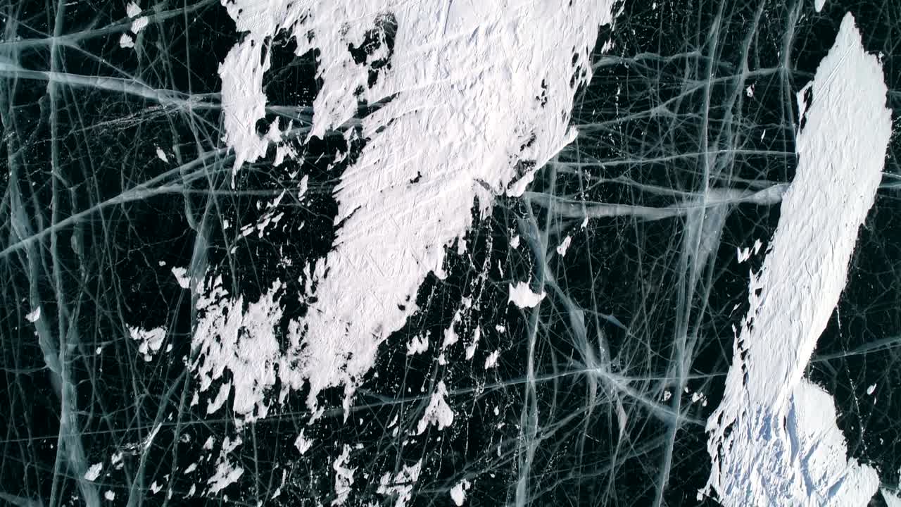 aérea por encima del hielo transparente azul con grietas y burbujas en el interior. lago congelado baikal. punto de referencia natural. paisaje de invierno. destino turístico popular. vista de arriba hacia abajo.