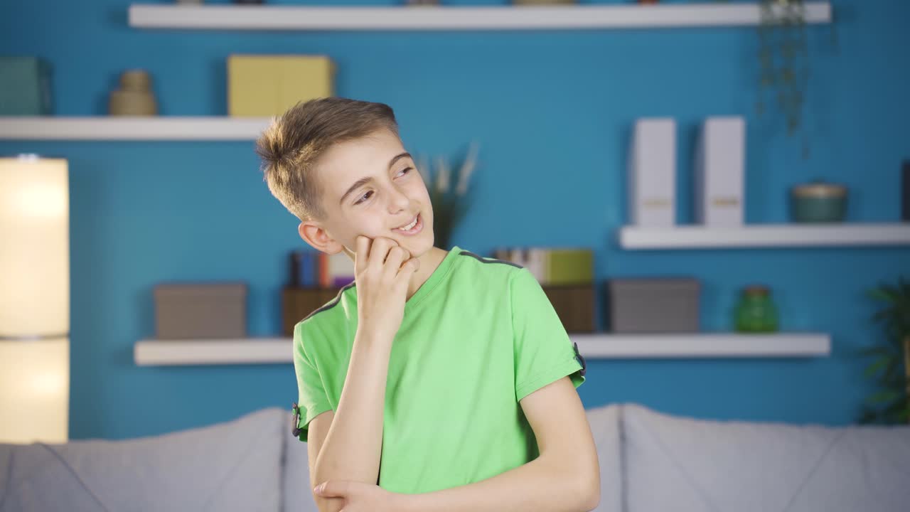 el chico positivo piensa en sus sueños y se vuelve feliz.