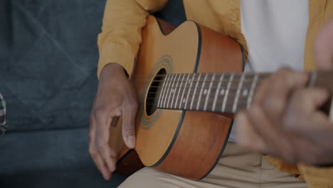 hombre tocando la guitarra acústica