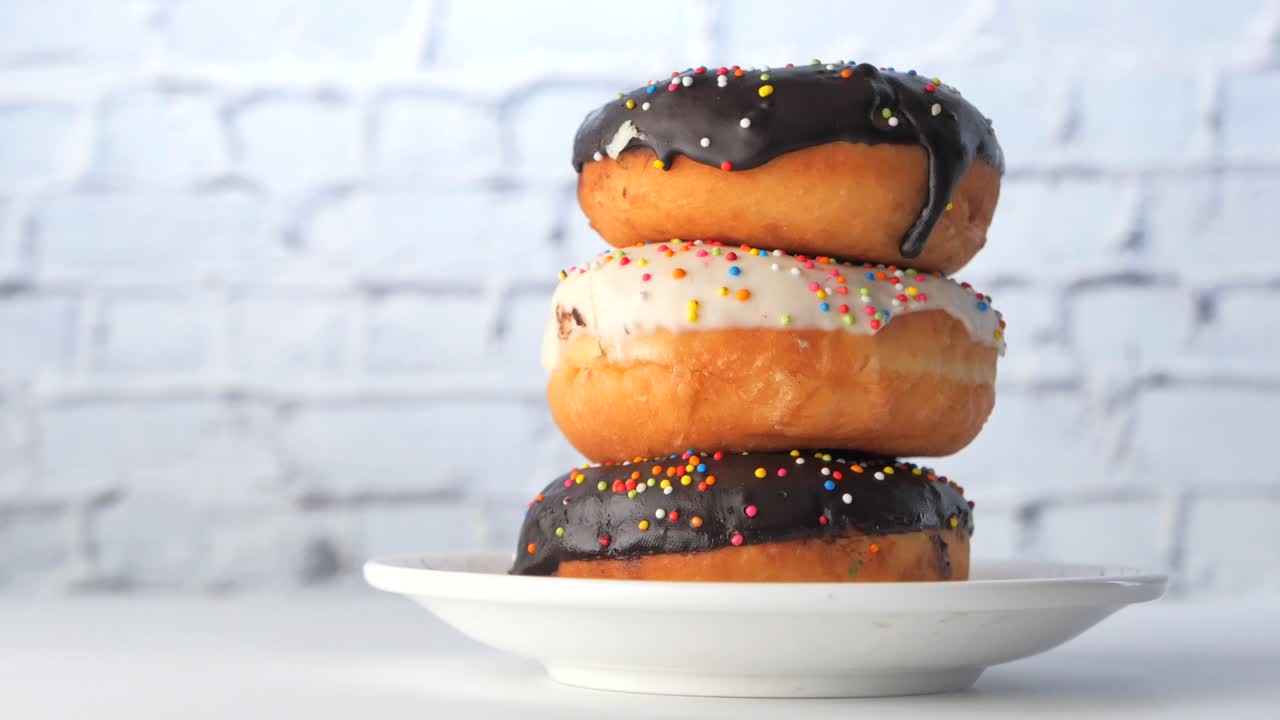 rosquillas apiladas con chocolate y glaseado blanco
