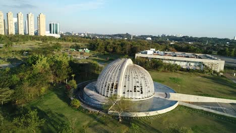 Drone-rotating-from-left-to-right-in-low-flying-nursery-in-public-park-full-of-lush-vegetation,-tranquility,-nature,-calm,-peace,-in-4K-resolution