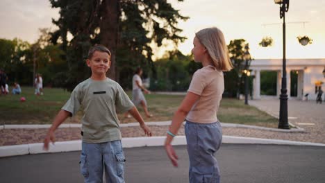 niños jugando en el parque al atardecer