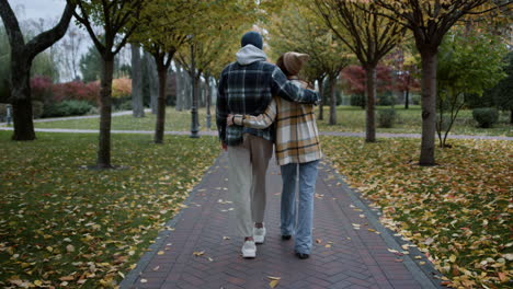 Amplia-Vista-De-Jóvenes-Amantes-Felices-Caminando-En-El-Parque-De-Otoño-En-Tiempo-Nublado.