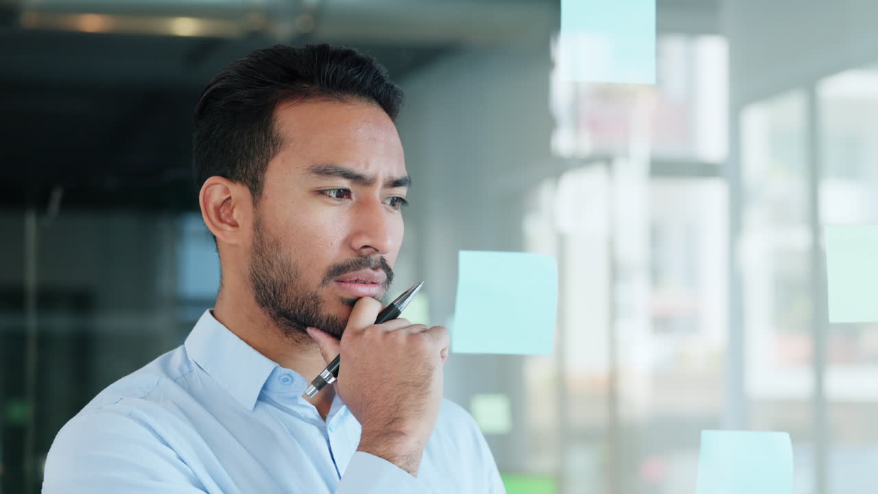 hombre profesional de lluvia de ideas y planificación