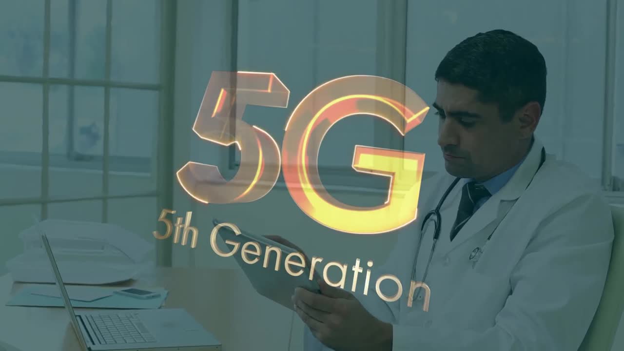태블릿을 사용하는 두 인종의 남성 의사에 대한 5g 텍스트의 애니메이션