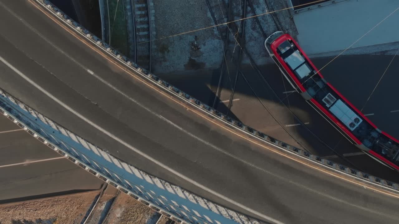 Vista de cruzamento rodoviário e ferroviário em Gdansk, Polônia, ao meio-dia.