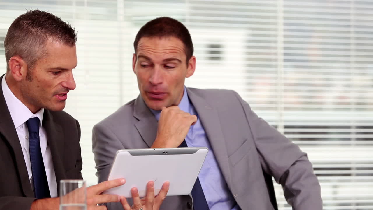 태블릿에서 일하는 사업가들