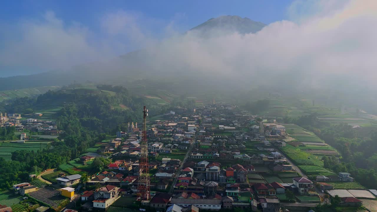 Vista aérea de un pueblo en las laderas del monte Sumbing